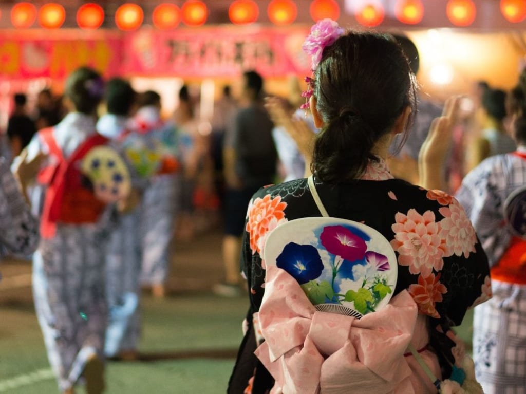 盆踊りをする女性