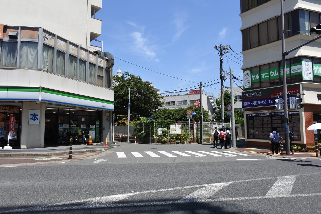 ファミリーマート多田屋稲毛店の前の道路