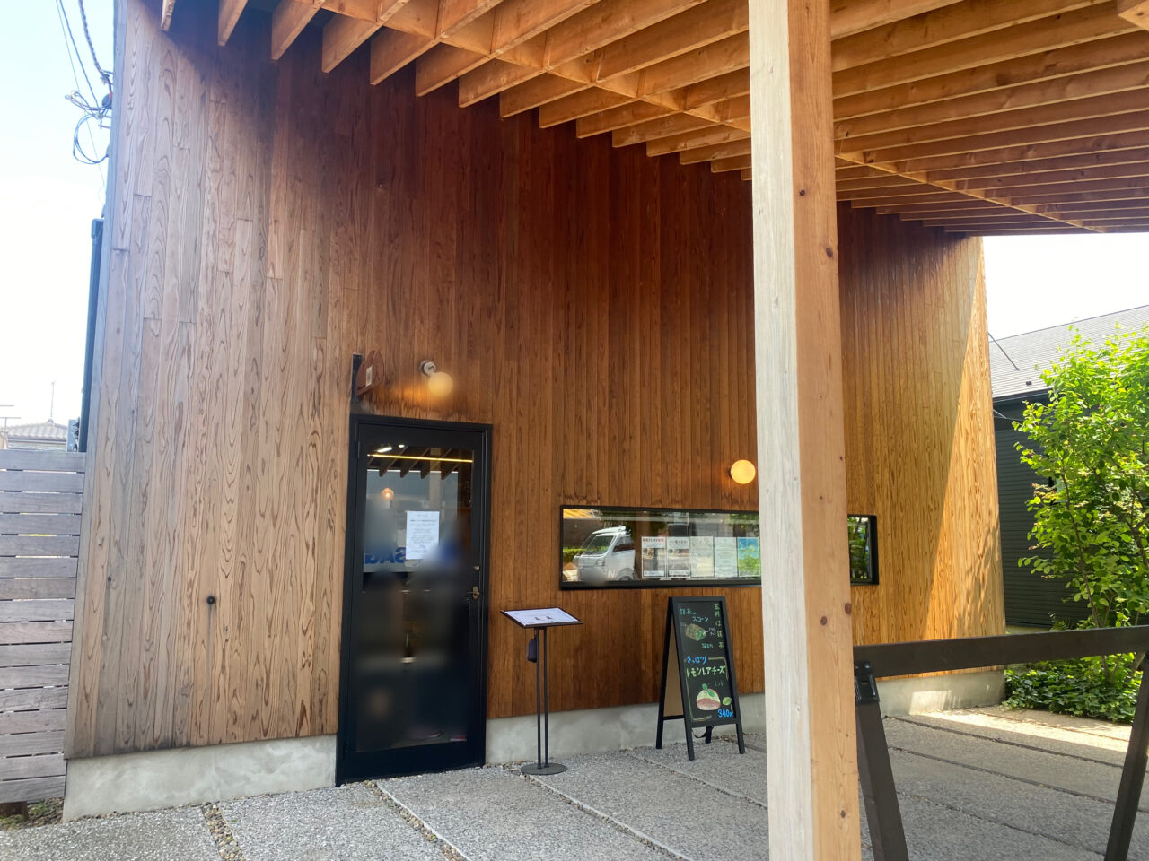 トイットさつき店ドア前