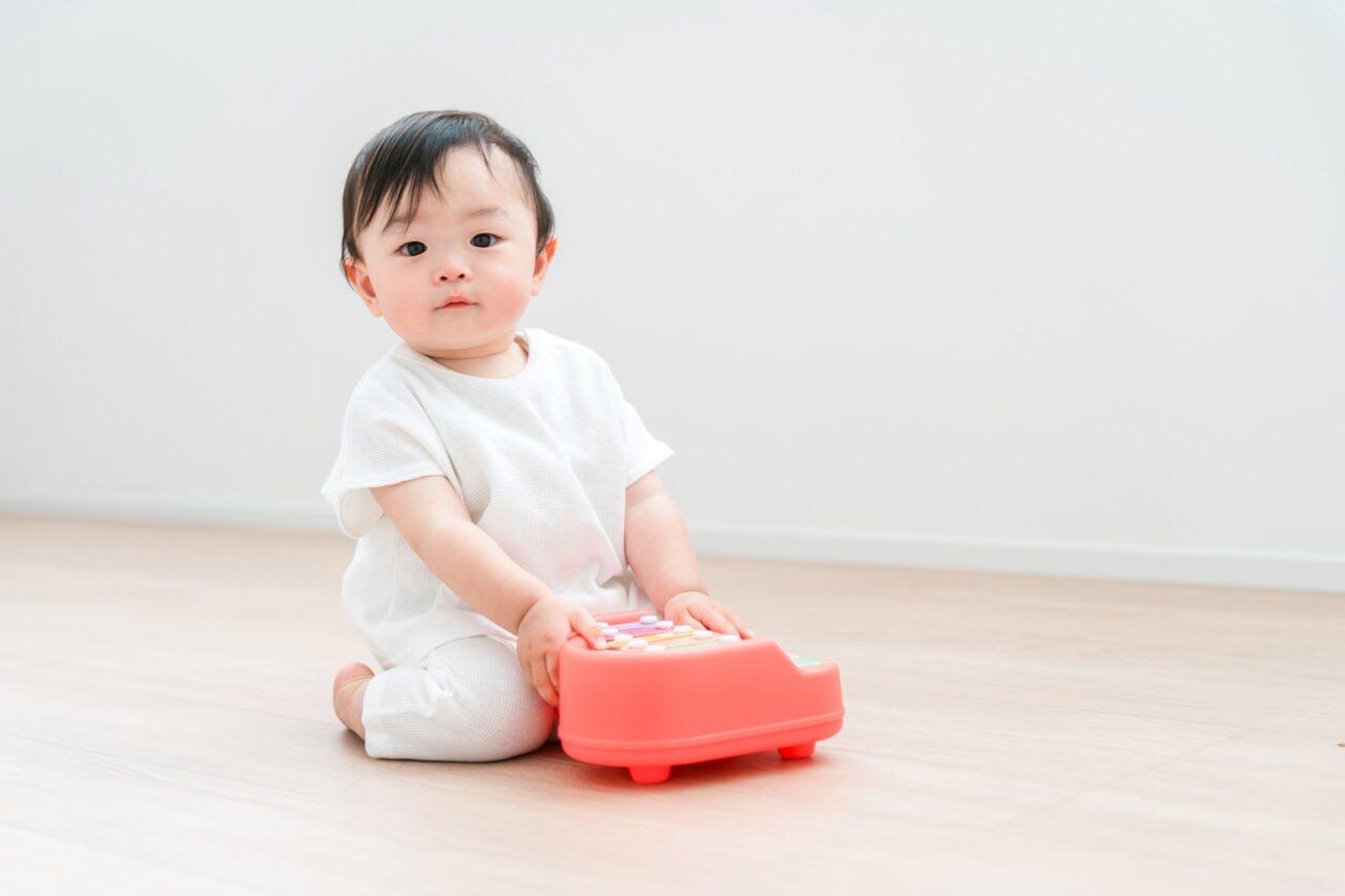 遊んでいる赤ちゃん　イメージ